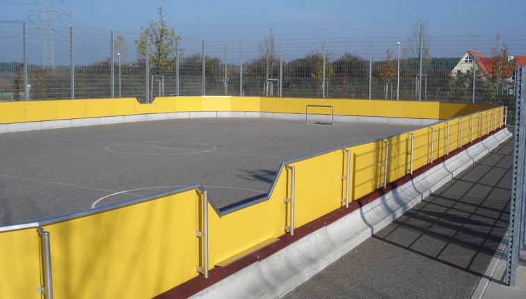 Professionelles Inlinehockey-Feld mit robusten Beton-Banden.